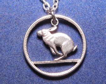 Colgante de conejo, moneda canadiense, joyería con monedas talladas, joyería artesanal, collar con dije de animal, joyería bohemia