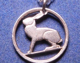 Colgante de conejo, moneda irlandesa de 3 peniques, joyería con monedas talladas, hecha a mano, joyería artesanal, estilo bohemio.