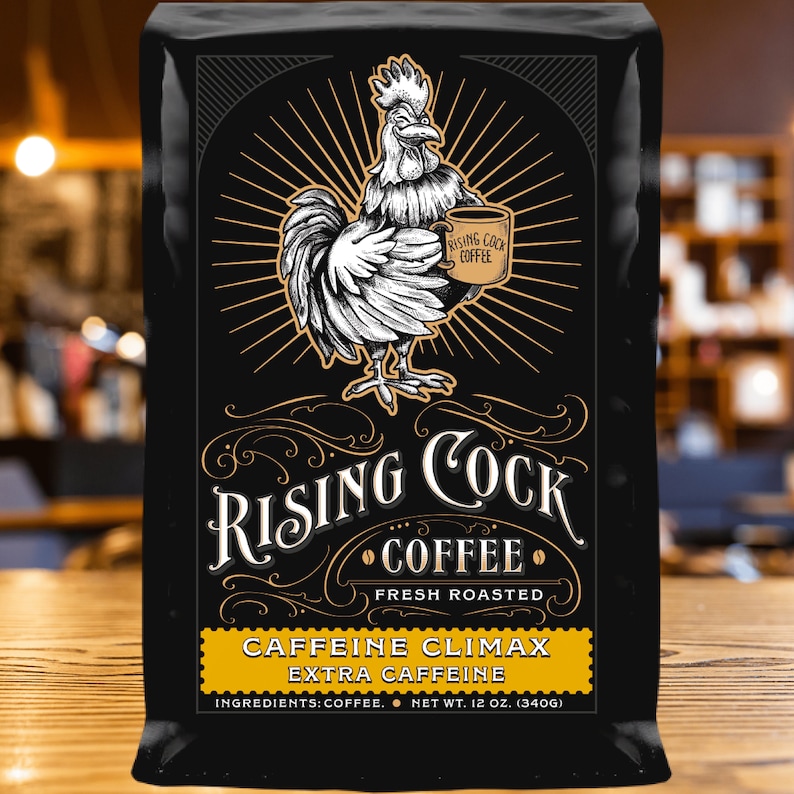 Puede incluir: Una bolsa negra de caf&eacute; Rising Cock con una ilustraci&oacute;n de un gallo sosteniendo una taza de caf&eacute;. La bolsa dice "Tostado fresco" y "Caffeine Climax Extra Cafe&iacute;na". La bolsa es de 12 onzas (340 gramos).