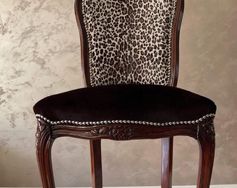 Fotel akcentowy w stylu vintage, wykonany z francuskiej skóry bydlęcej – tapicerka z prawdziwego futra, wyrazisty element wystroju w stylu Ludwika XV.