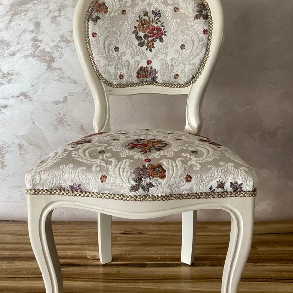 Chaise française d'accent vintage. Chaise boudoir blanche. Belle chaise de salle à manger. Tissu Brocade Damask Jacquard Embossed.