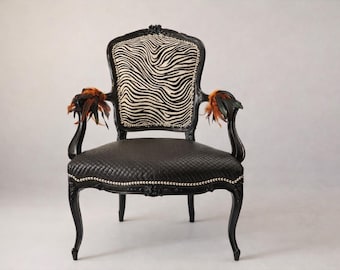 Poltrona vintage di lusso: pelle di zebra, pelle intrecciata italiana, dettagli in piuma, mobili d'arte unici nel loro genere