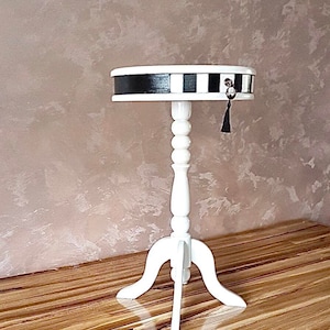 Elegant black and white coffe table.
