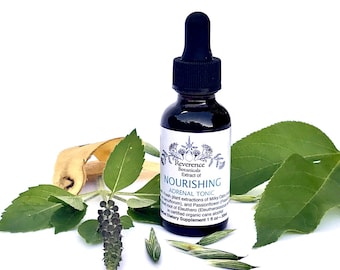 Puede incluir: Una botella de vidrio marrón con un gotero negro y una etiqueta blanca que dice "Reverence Botanicals Extract of Nourishing Adrenal Tonic". La botella está rodeada de hojas verdes y algunas briznas de hierba.