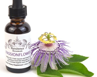 Peut inclure: Un flacon compte-gouttes en verre brun étiqueté Reverence Botanicals Passionflower, contenant 30 ml de complément alimentaire à base de plantes, placé à côté d'une fleur de passiflore violette et blanche avec des feuilles vertes sur fond blanc.