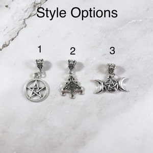 Puede incluir: Tres opciones de dijes de plata para un collar o pulsera. La opci&oacute;n 1 es un pent&aacute;culo, la opci&oacute;n 2 es un &aacute;rbol de la vida y la opci&oacute;n 3 es una triple luna con un pent&aacute;culo.