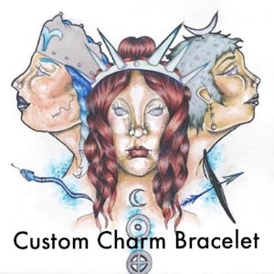 Puede incluir: Una ilustración dibujada a mano de tres caras con una corona de espinas y una luna creciente. Las caras están rodeadas de un fondo azul y blanco con una serpiente y una flecha. El texto "Custom Charm Bracelet" está debajo de la imagen.