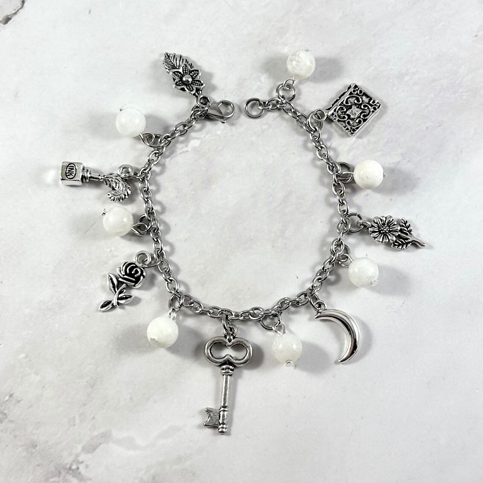 I Hate It Here」にインスパイアされたチャームブレスレット、音楽に  