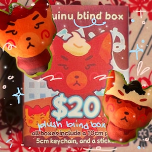 Könnte beinhalten: Eine rote und orangefarbene Plüsch-Blindbox mit einem Cartoon-Fuchs-Design. Die Box zeigt den Text "uinu blind box" und "$20". Zwei Plüsch-Fuchs-Spielzeuge sind sichtbar, zusammen mit Text, der darauf hinweist, dass die Box einen Schlüsselanhänger und einen Aufkleber enthält.