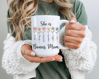 Taza para madrastra (11 oz, 15 oz), "Es fuerte, cariñosa, protectora, comprensiva, desinteresada y sabia", regalo para madrastra, regalo para el Día de la Madre, taza de café floral.