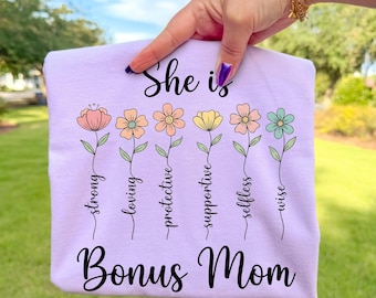 Camiseta para madrastra Comfort Colors, Ella es fuerte, cariñosa, protectora, comprensiva, desinteresada y sabia, Regalo para madrastra, Camiseta del Día de la Madre, Camiseta floral para mamá