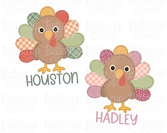 Puede incluir: Dos ilustraciones de dibujos animados de pavo con plumas de patchwork de colores. Un pavo tiene el nombre "HOUSTON" debajo en letras verdes, y el otro tiene "HADLEY" en letras rosas. Los pavos están sobre un fondo blanco.