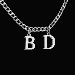 Collar con inicial y nombre de eslabón cubano de acero inoxidable y plata para hombre