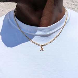 Collar con inicial de la letra Fígaro en oro para hombre