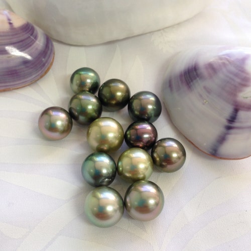 Le Mana Perles — Tahitian pearl bracelets, earrings, necklaces and loose pearls, some with sandalwood beads