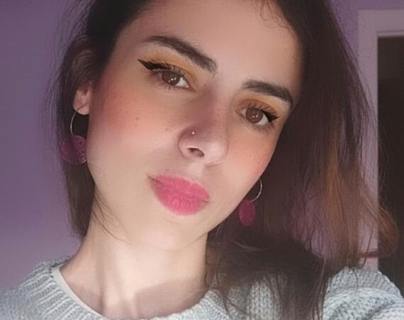 Pendientes exclusivos de acero hipoalergénicos con amuleto de jade color fucsia