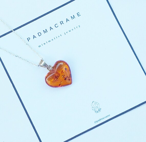 Collar de plata de ley y corazón de ambar