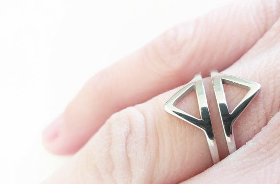 Anillo de acero dos triángulos