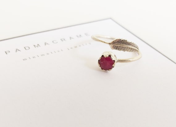 Anillo de plata de ley con rubí