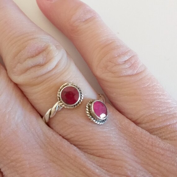 Anillo de plata de ley con rubí