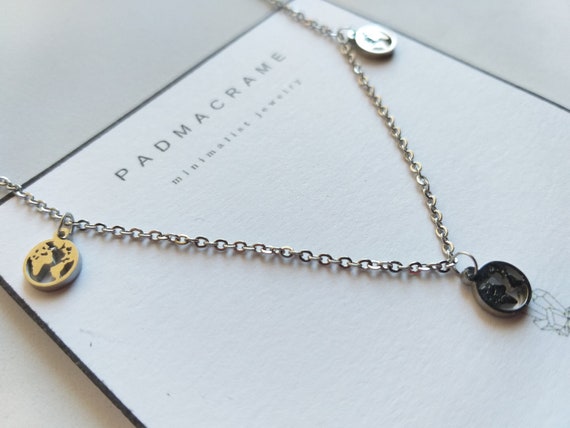 Collar de acero con mapa mundi
