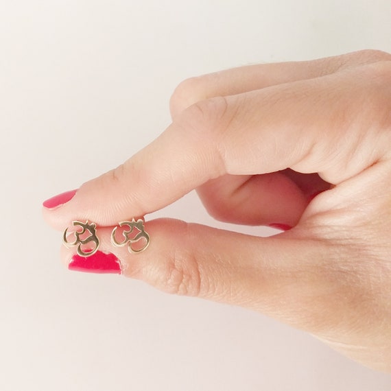 Pendientes "om" de plata de ley