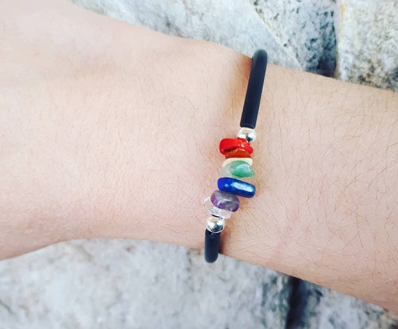 Pulsera de caucho y plata con chips de chakras