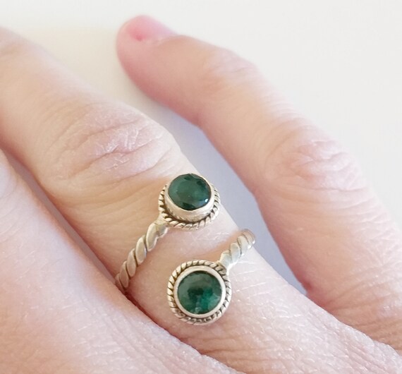 Anillo de plata de ley con esmeralda