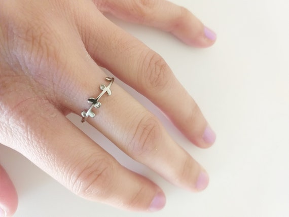 Anillo hojas de acero y circonitas