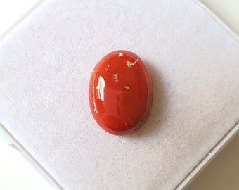 Naturlig japansk korallcabochon ofärgad röd oval ädelsten