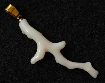 Pendentif branche de corail blanc naturel : Pierre précieuse en or et laiton