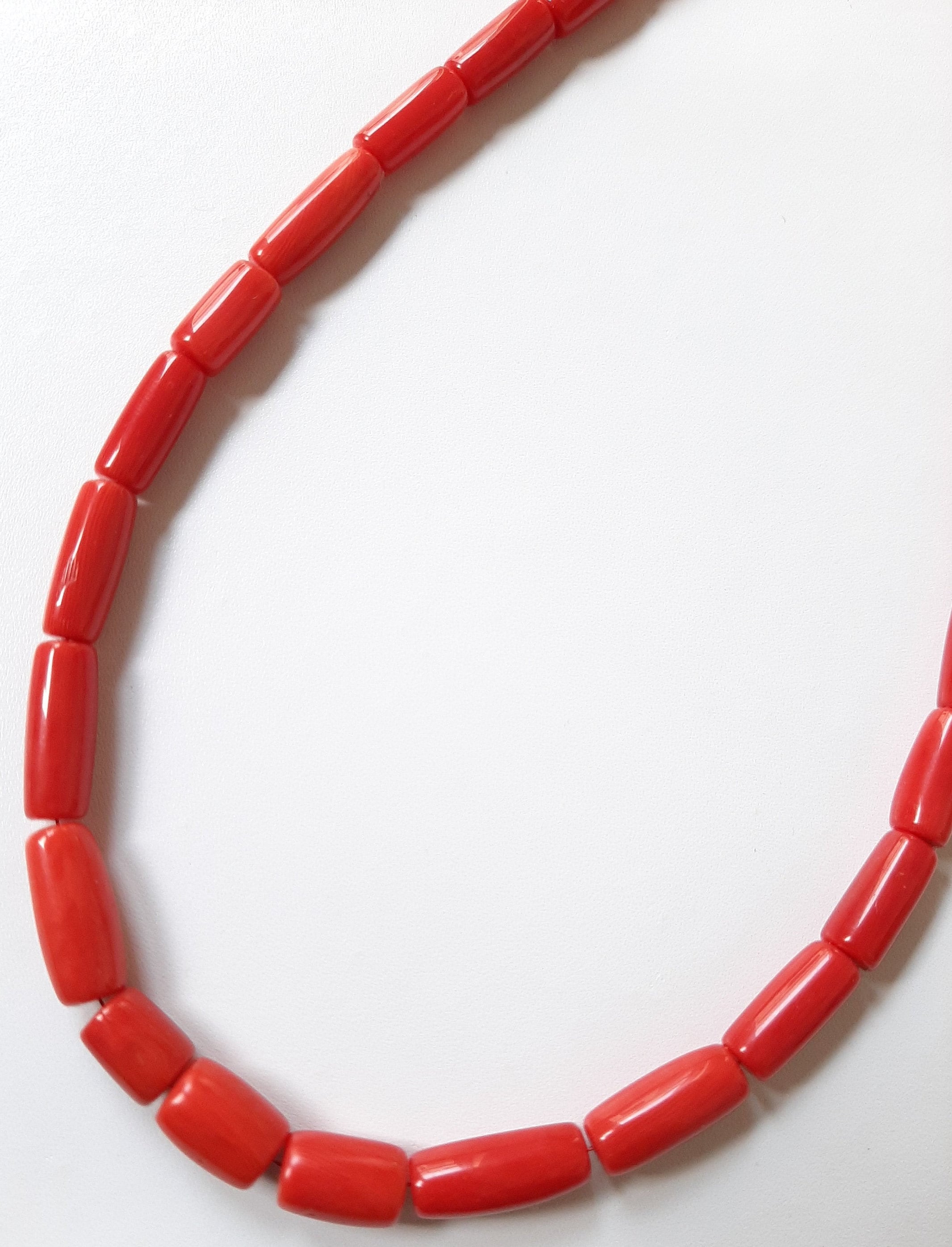 Perles En Corail Rouge Naturel D’Italie – Forme Pneu, 47 Carats, Brin De 11 Pouces