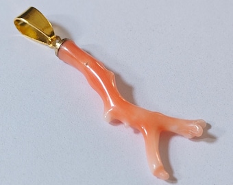 Pendentif branche de corail rose clair naturel : laiton plaqué or, pierre précieuse non teintée