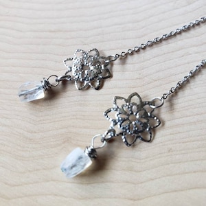 Winter Wonders Copo de nieve y Rainbow Moonstone Threader Pendientes