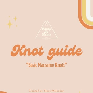 Peut inclure: Une affiche de couleur pêche avec un logo triangulaire blanc qui dit "Knotty By Nature". L'affiche a le texte "Knot guide" en écriture cursive orange et le texte "Basic Macrame Knots" en noir. L'affiche a également des icônes de médias sociaux pour Instagram, TikTok et Pinterest, ainsi que le texte "@knotty_by_nature".