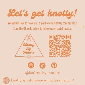 Op de afbeelding: Perzikkleurige afbeelding met de tekst "Let's get knotty!" en "Knotty By Nature" in een retro lettertype. Bevat een QR-code en social media-iconen voor Instagram, TikTok en Pinterest, samen met een websiteadres.