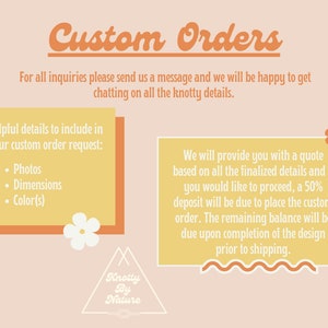 Op de afbeelding: Perzikkleurige afbeelding met de tekst "Custom Orders" in oranje script. Het bevat details voor aangepaste bestelaanvragen, zoals foto's, afmetingen en kleuren. De afbeelding geeft ook informatie over offertes en aanbetalingen.