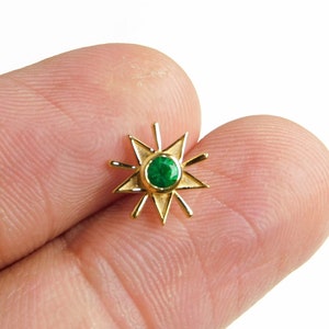 Piercing redondo de esmeralda com design de estrela para mulheres e meninas / Piercing de pedra de nascimento natural de ouro maciço 14k