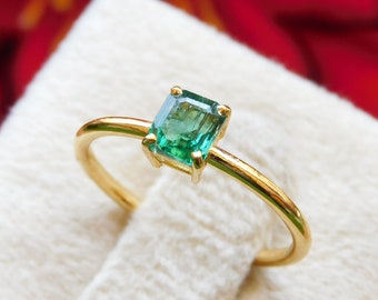 Anel de ouro maciço 14k com esmeralda: Design solitário octogonal - Anel com pedra do mês de maio