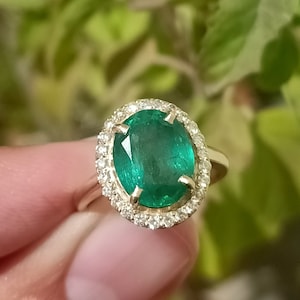 Oval Natural Emerald And Diamond Halo Engagement Ring For Women Ring / Emerald Ring / Emerald Engagement Ring