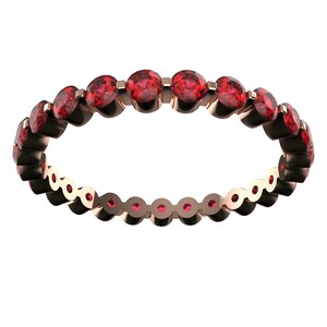 K&ouml;nnte beinhalten: Ein Ewigkeitsring aus Ros&eacute;gold mit einer Reihe roter Edelsteine.