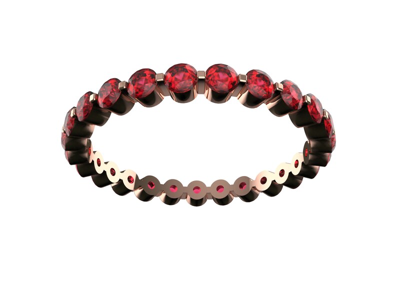 K&ouml;nnte beinhalten: Ein Ewigkeitsring aus Ros&eacute;gold mit einer Reihe roter Edelsteine.