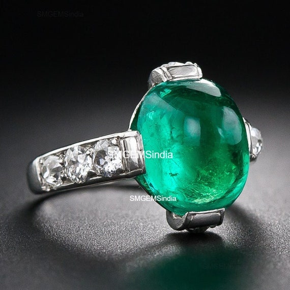 カボションカットの天然エメラルドとダイヤモンドの婚約指輪 / 18金