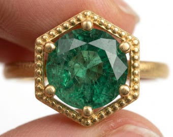 Anel de ouro 14K com esmeralda zambiana: solitário redondo, anel feminino para uso diário com pedra do mês de maio.