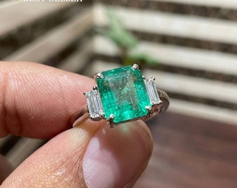 天然エメラルドの5月誕生石リング - 結婚記念日・結婚誓約リング