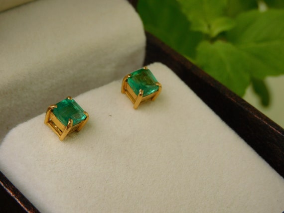 2 carat on sale emerald stud earrings