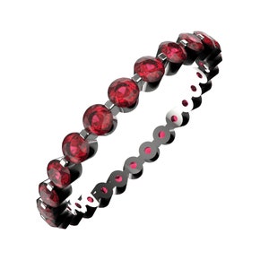 K&ouml;nnte beinhalten: Ein zarter Ewigkeitsring mit einer Reihe runder roter Edelsteine, die in eine silberne Band gefasst sind.