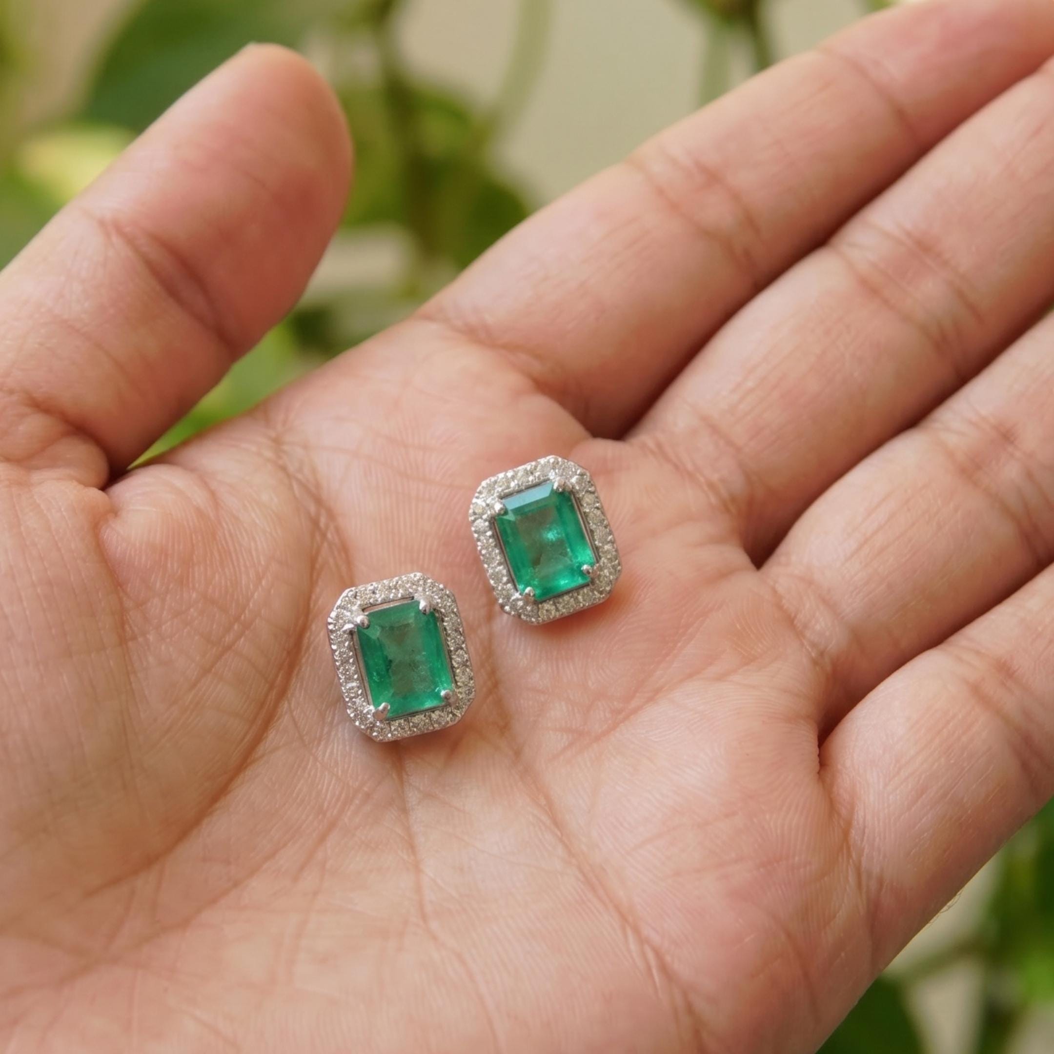エメラルドカットのエメラルドとダイヤモンドの14金スタッドピアス：5