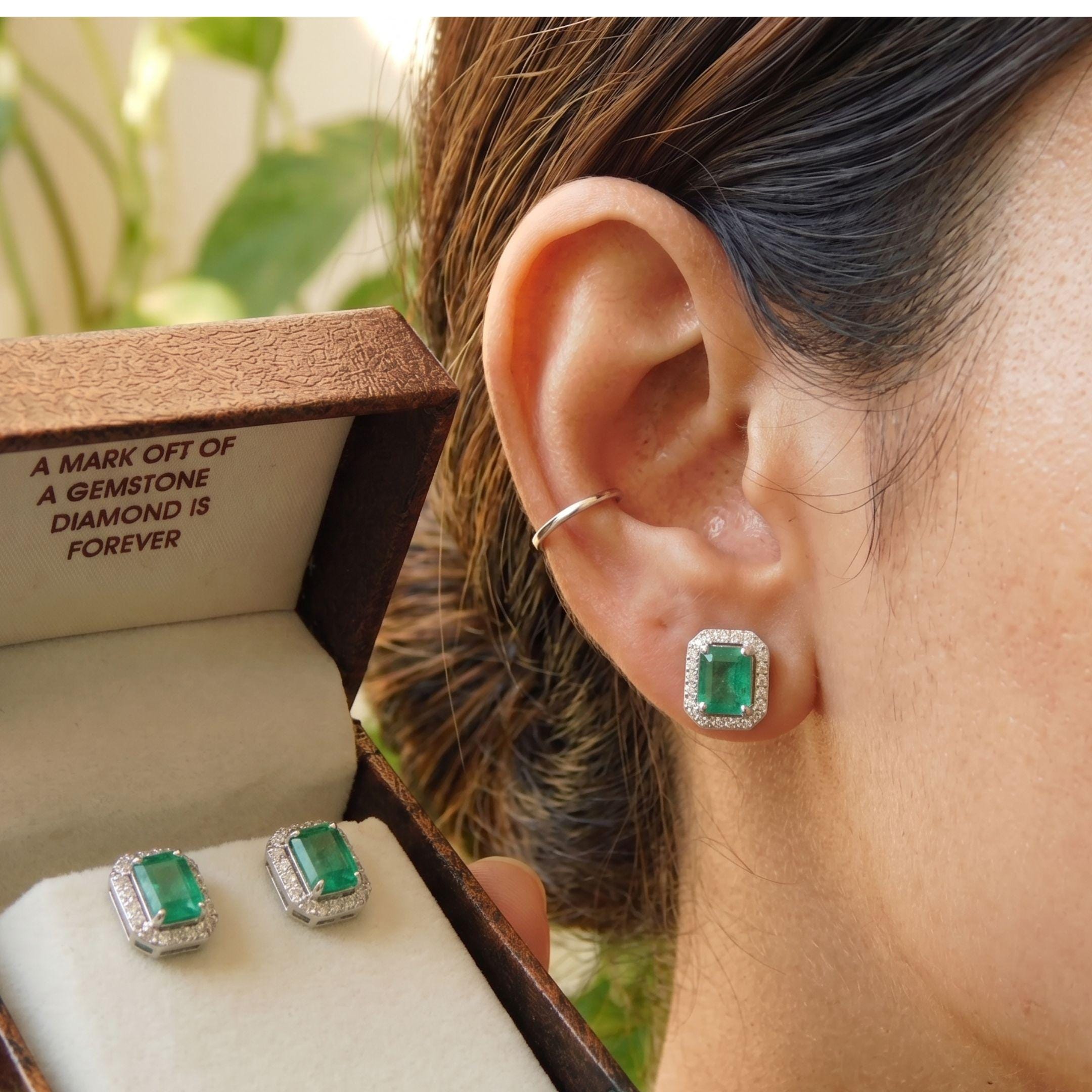 エメラルドカットのエメラルドとダイヤモンドの14金スタッドピアス：5
