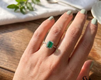 Anillo de esmeralda en oro de 14k, esmeralda natural, con detalles de diamantes.